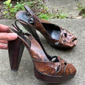 Brand: Fendi
stil: Heeled Sandals
heel: 12 cm
feed: Leather
sole: Leather